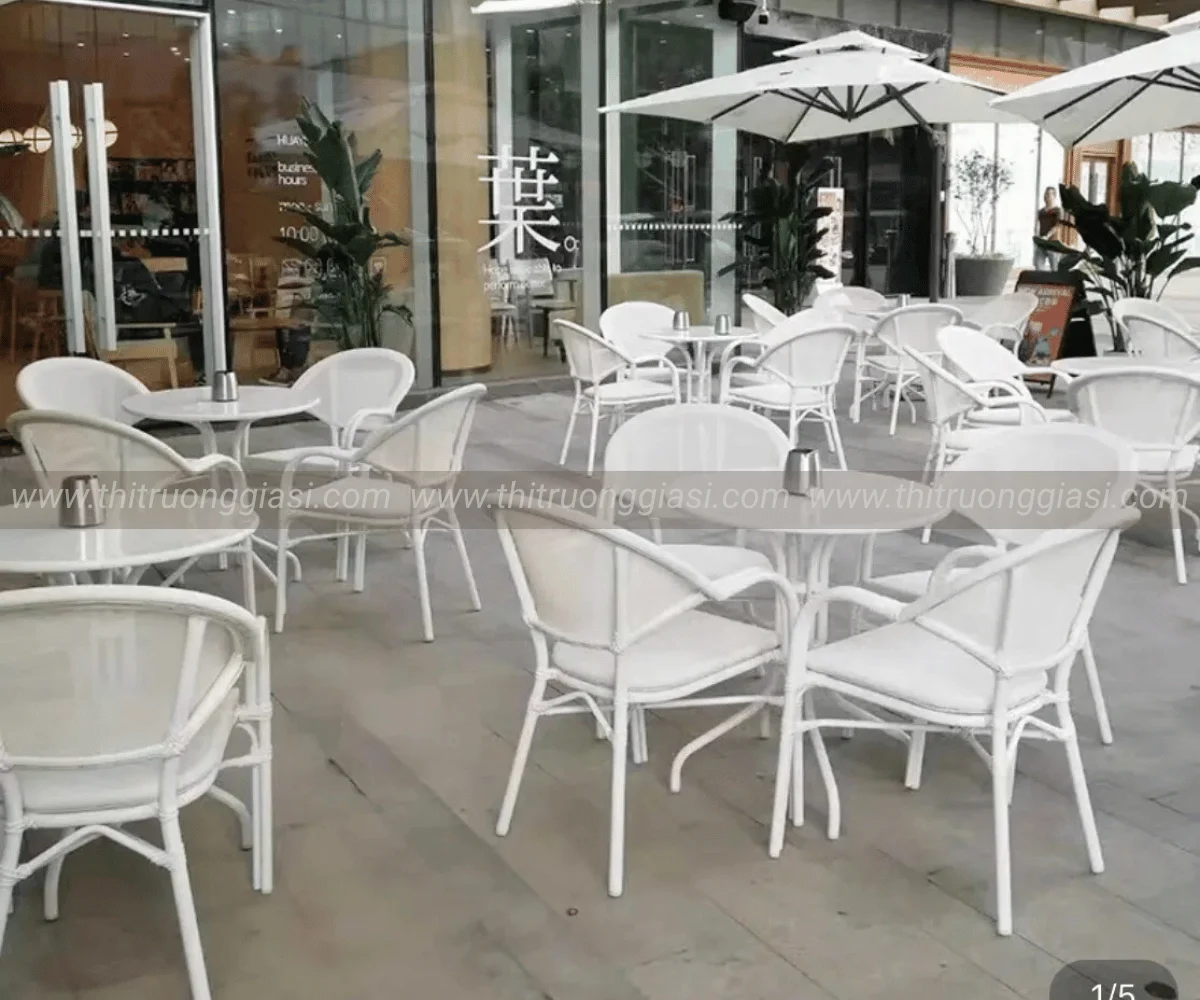 ban-ghe-cafe-ngoai-troi-1.webp