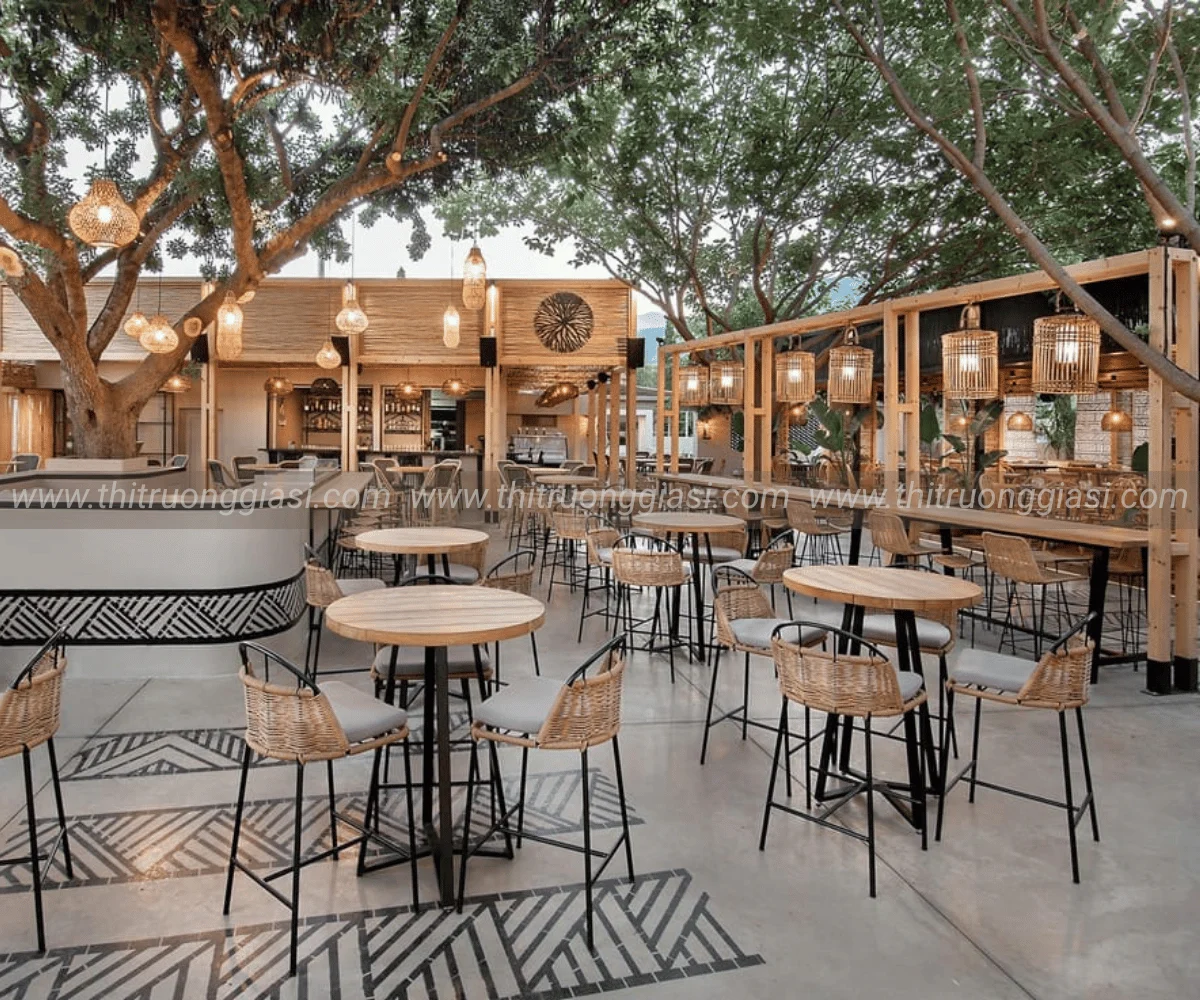 ban-ghe-cafe-san-vuon-1.webp