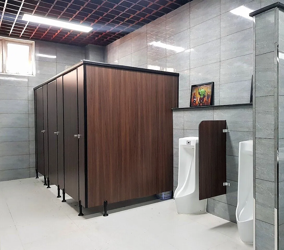 tam op tường toilet compact hpl